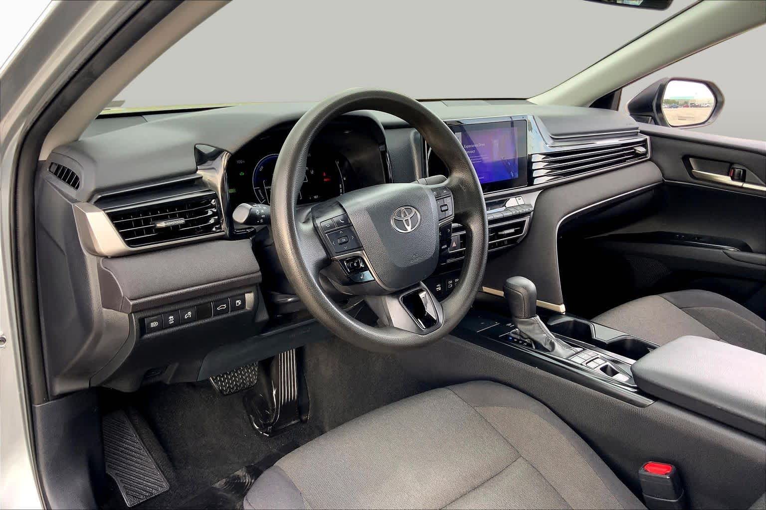 2025 Toyota Camry photo 17 of 36
