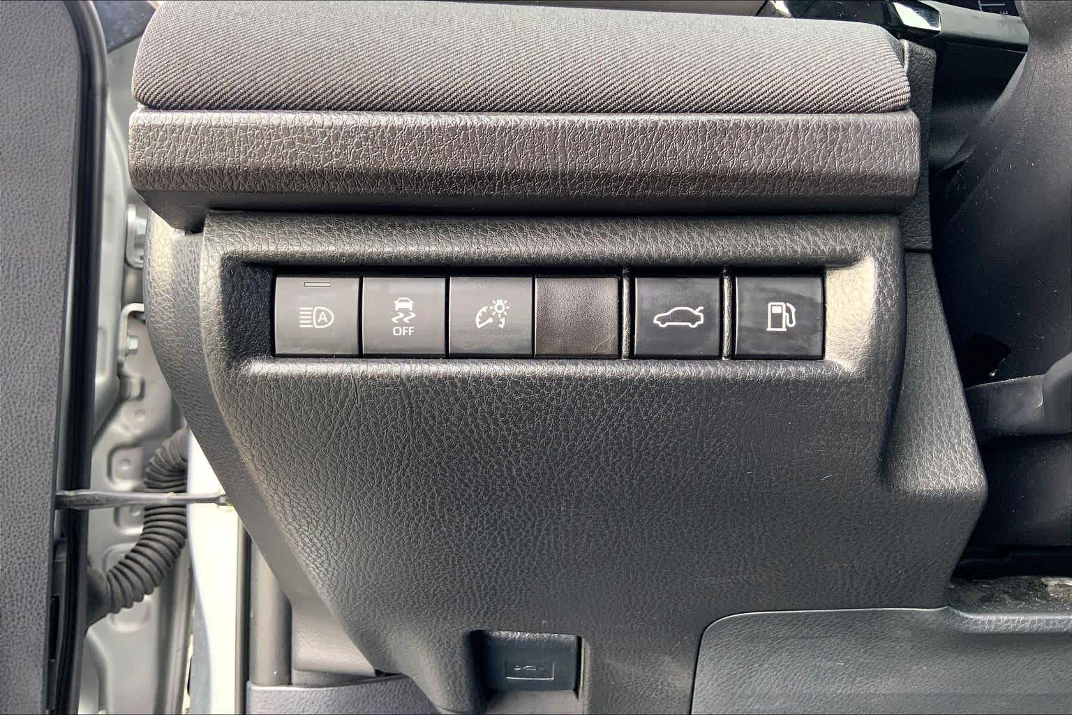 2025 Toyota Camry photo 33 of 36