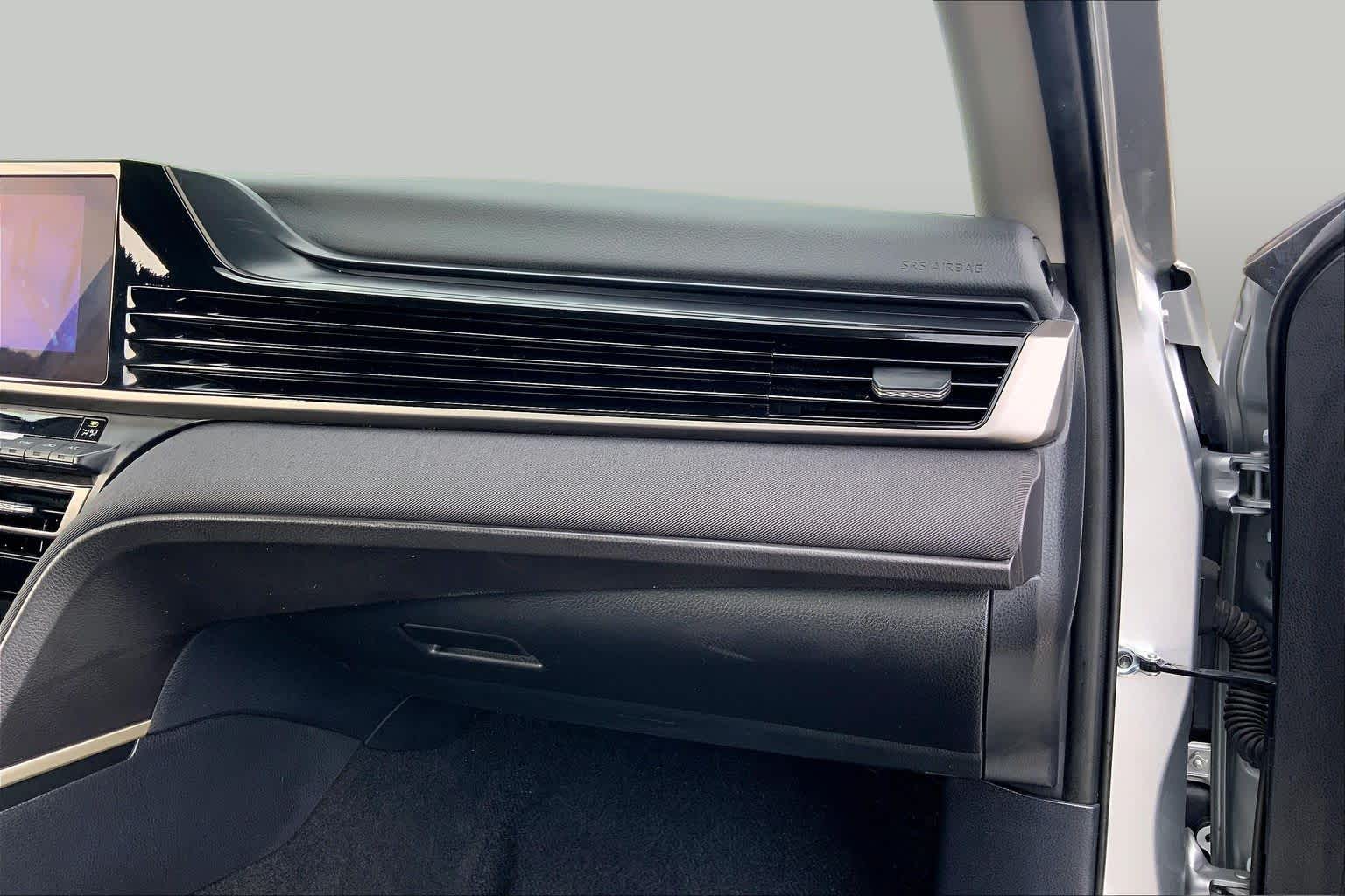 2025 Toyota Camry photo 18 of 36
