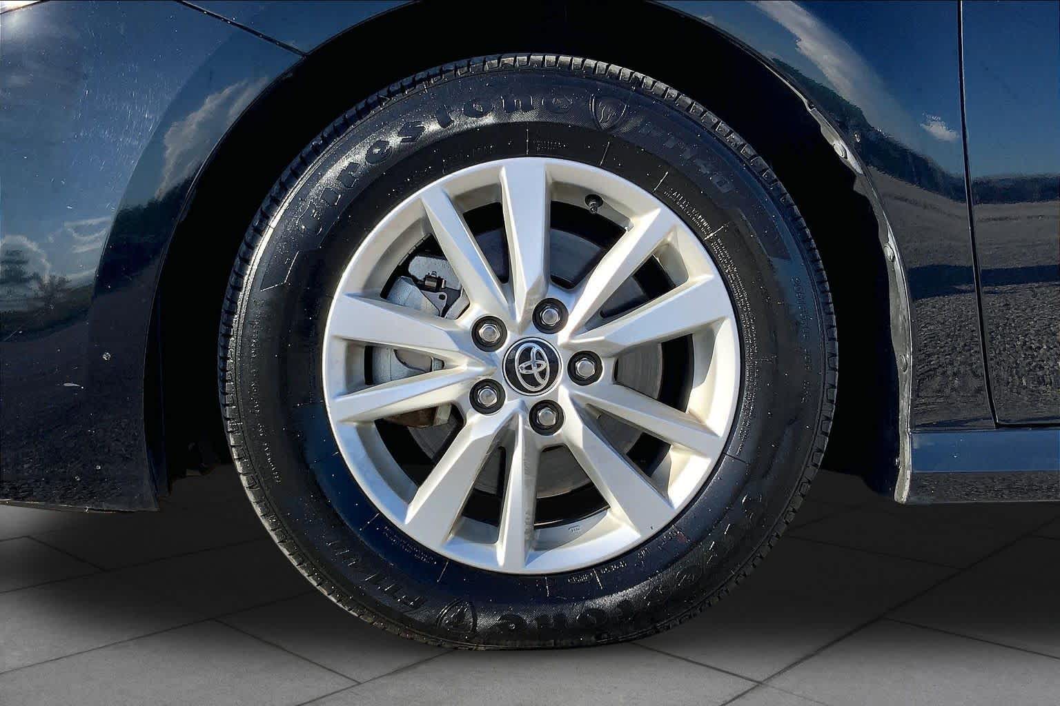2025 Toyota Camry photo 11 of 36