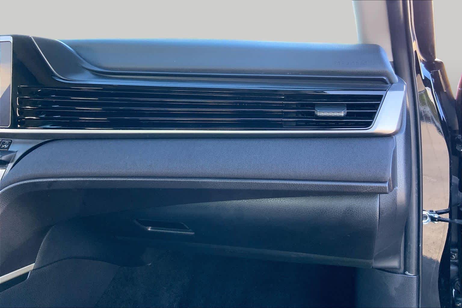2025 Toyota Camry photo 18 of 36