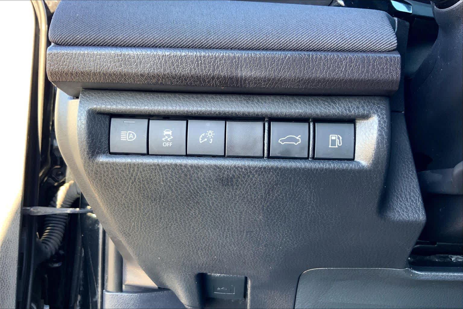 2025 Toyota Camry photo 33 of 36