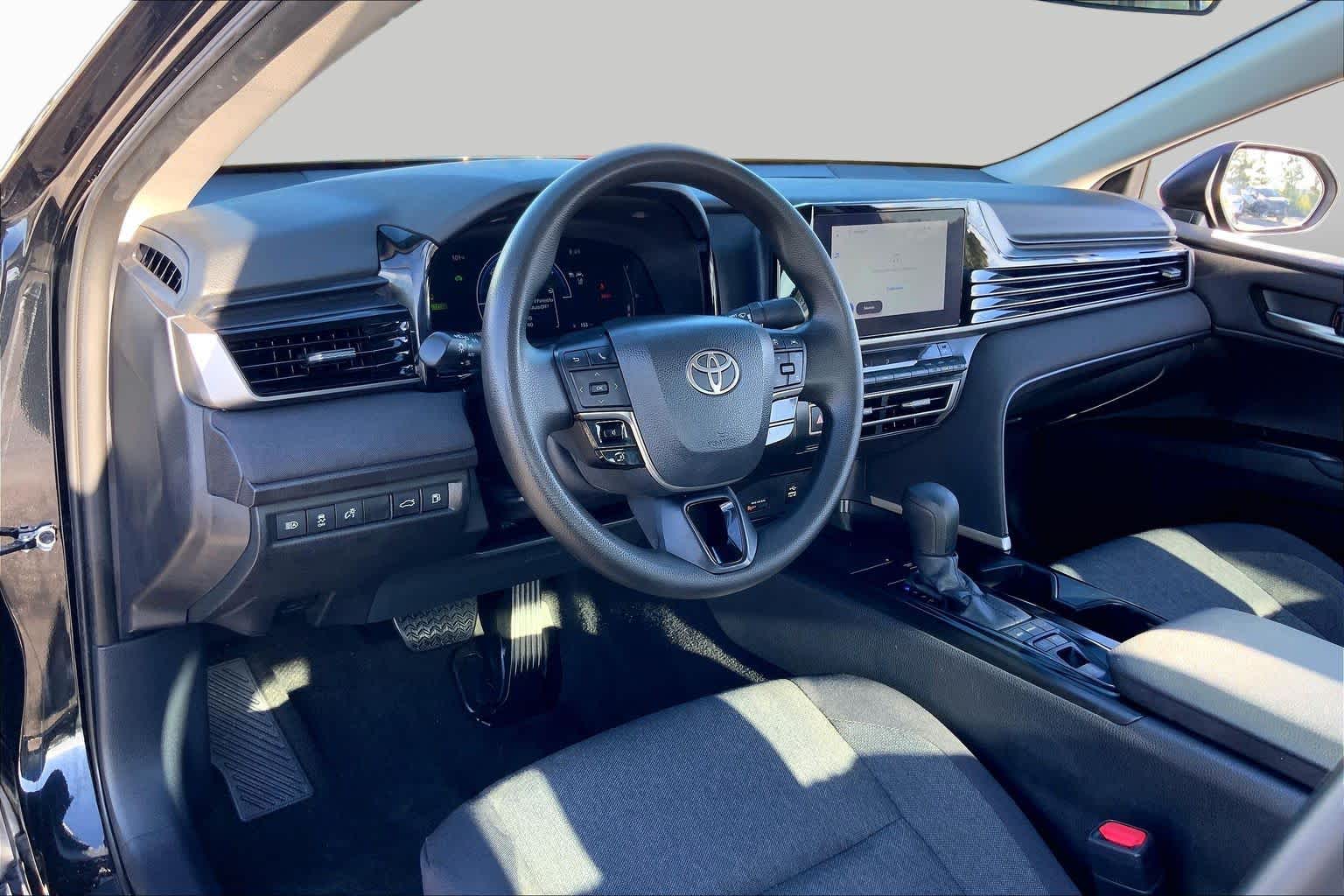2025 Toyota Camry photo 17 of 36