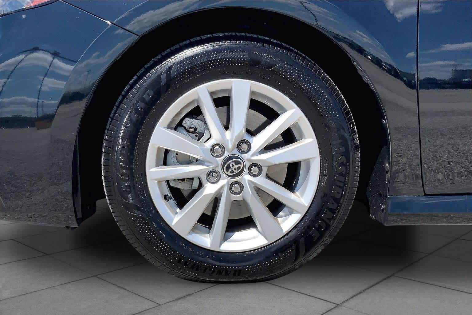 2025 Toyota Camry photo 10 of 35