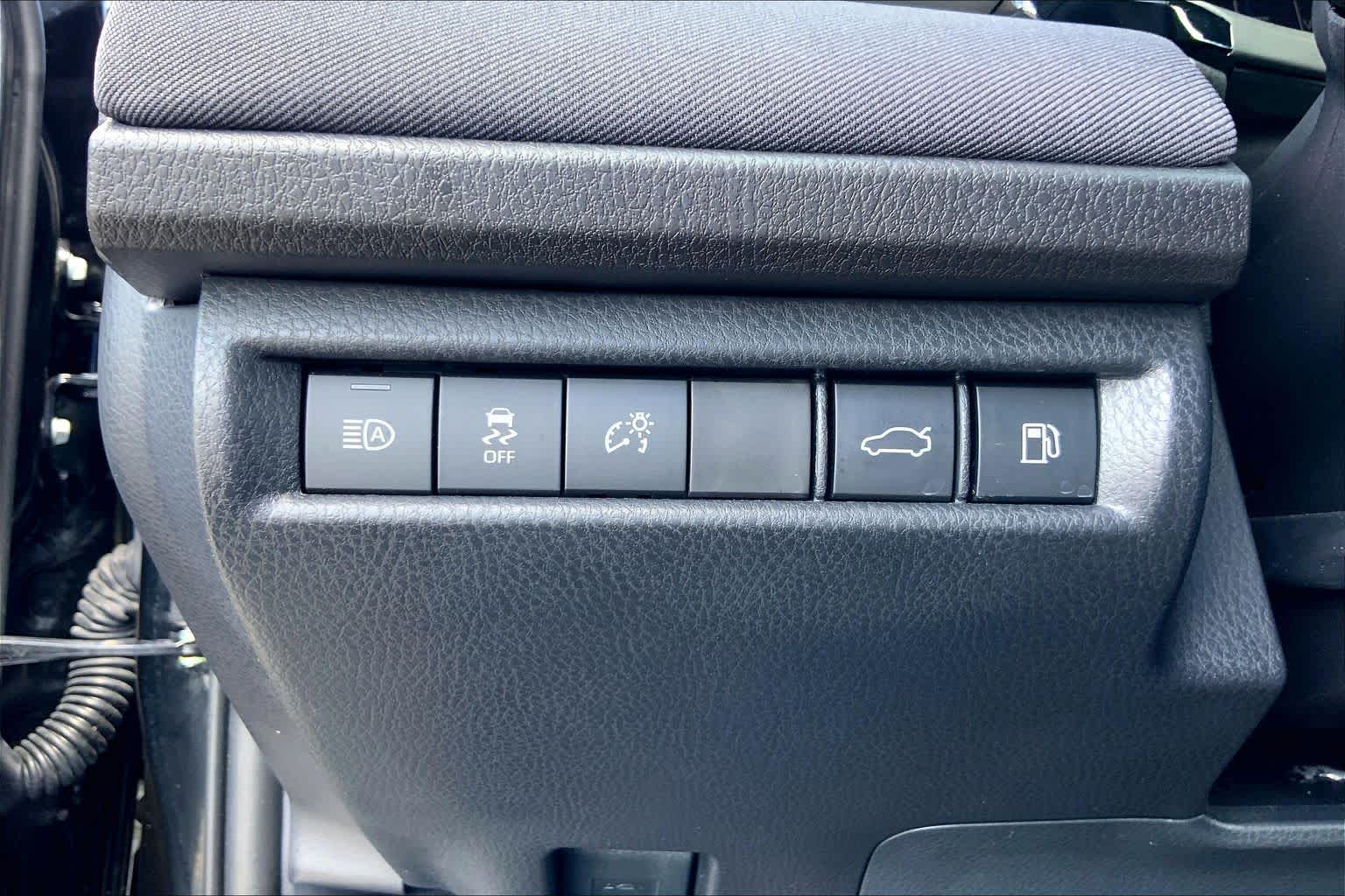 2025 Toyota Camry photo 32 of 35