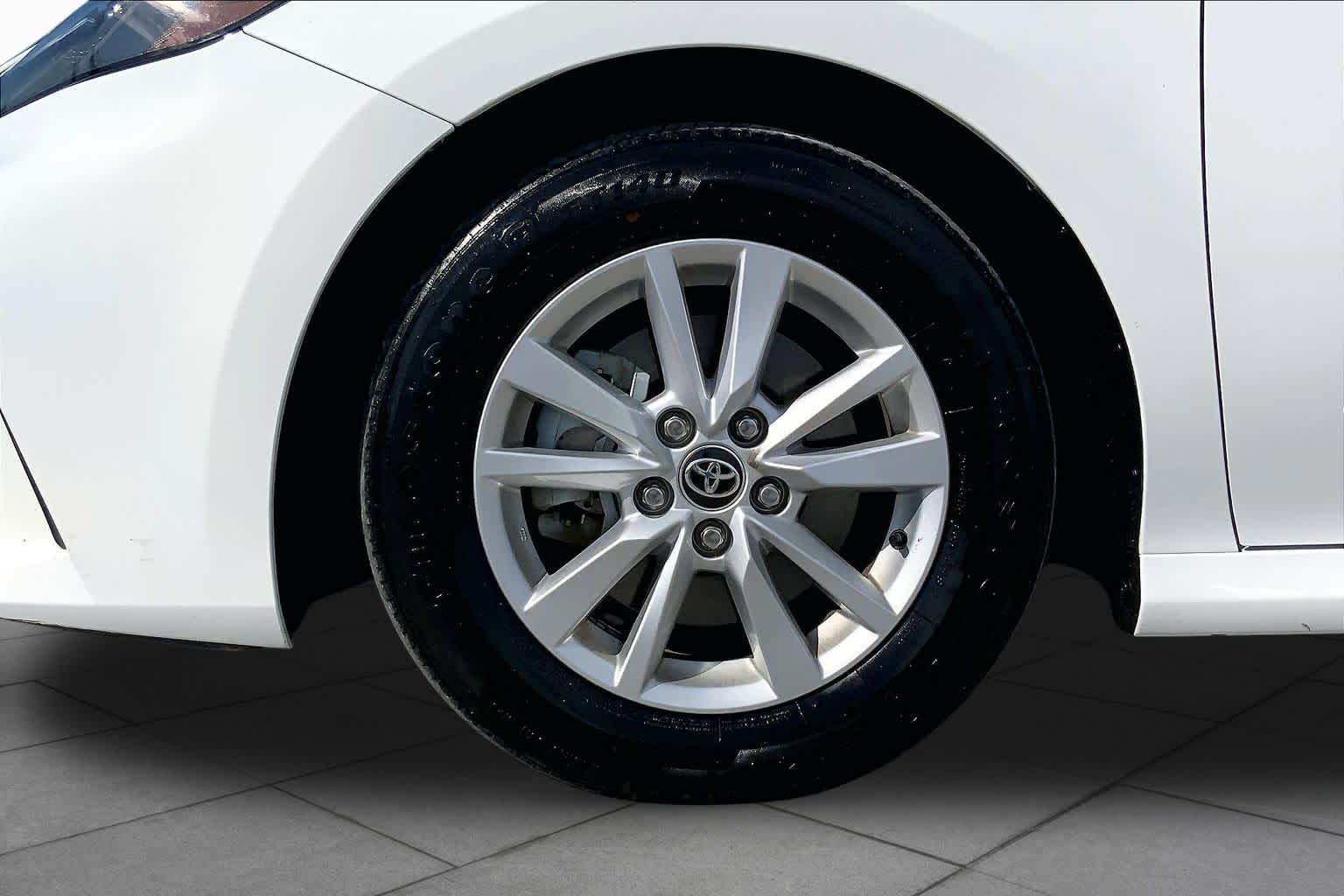 2025 Toyota Camry photo 11 of 36