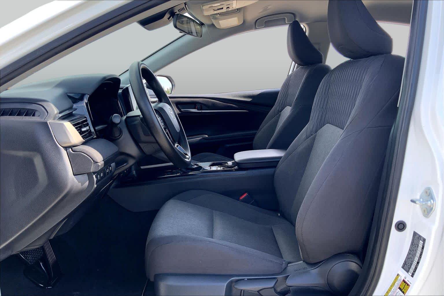 2025 Toyota Camry photo 8 of 36