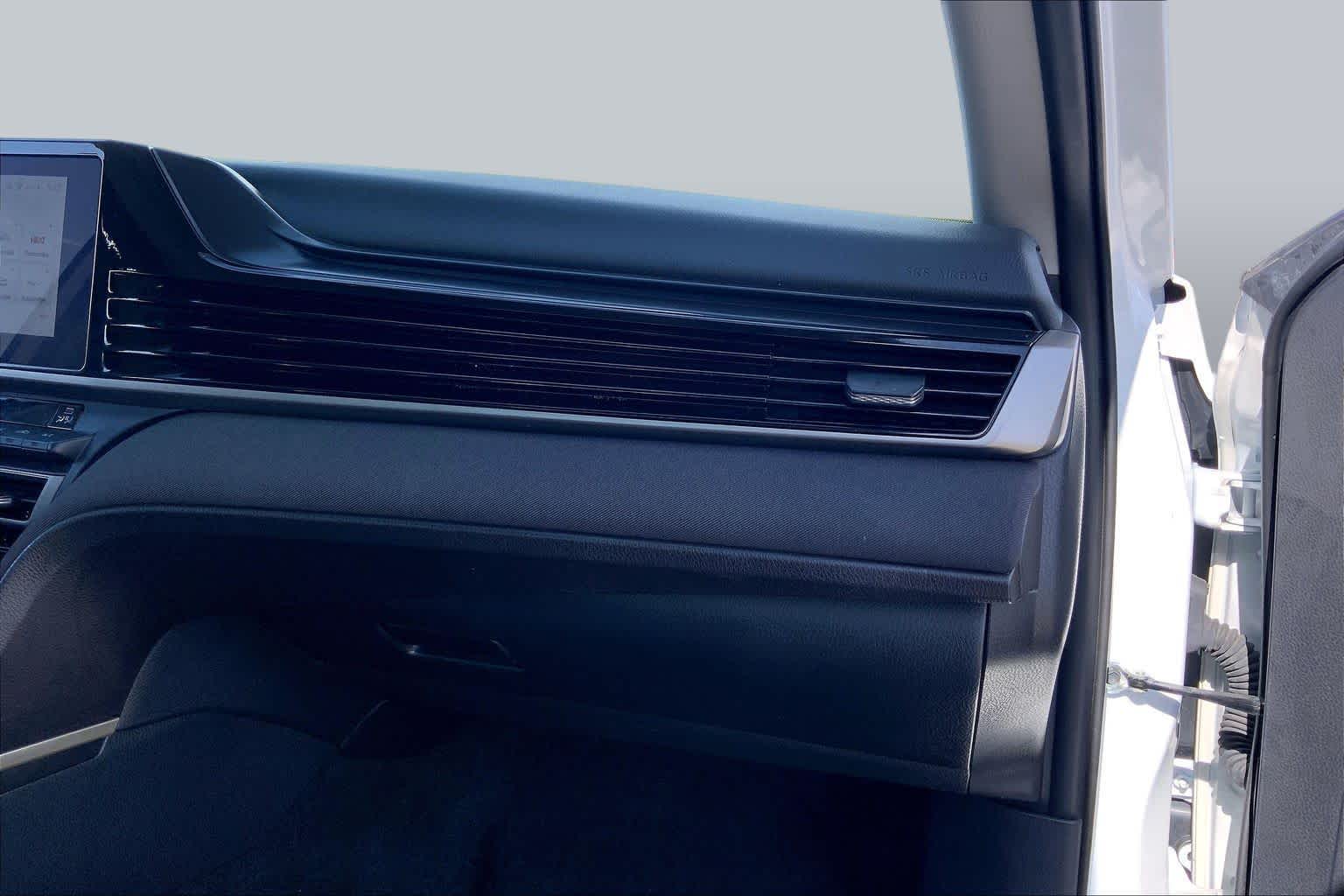2025 Toyota Camry photo 18 of 36