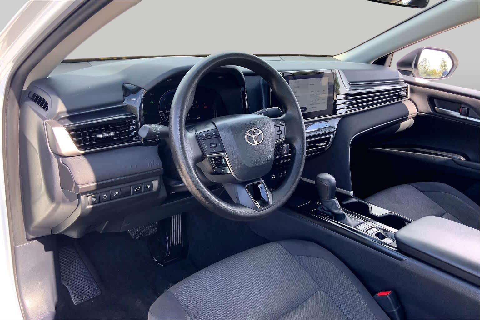 2025 Toyota Camry photo 17 of 36