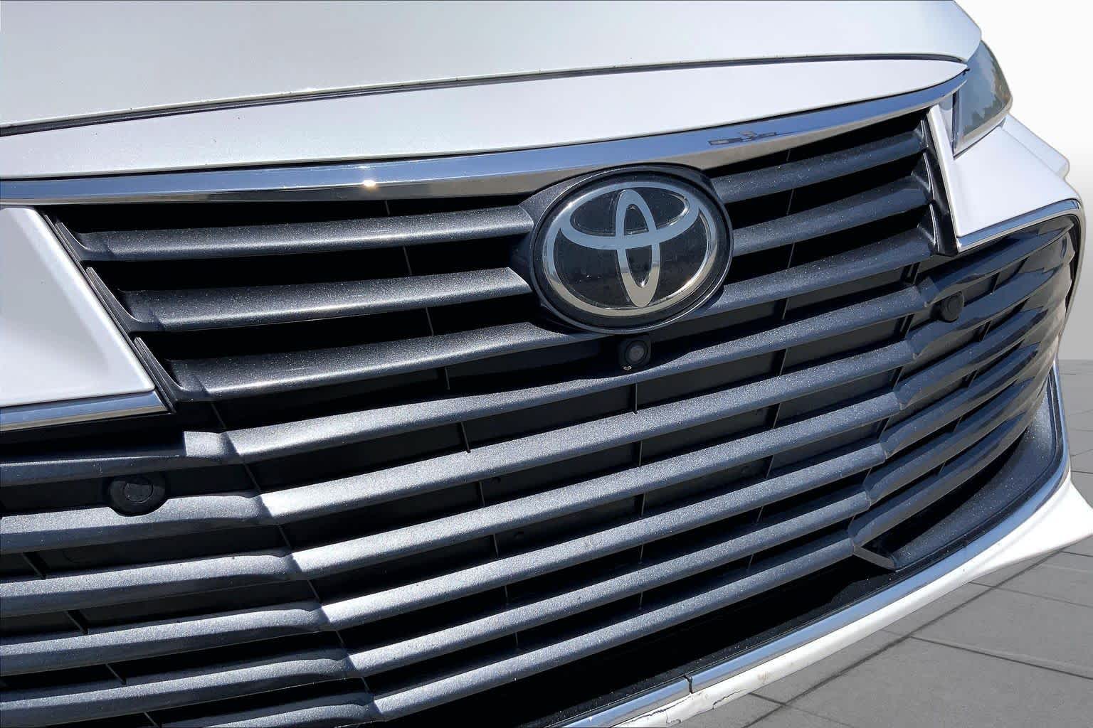 2022 Toyota Avalon Limited Wind Chill Pearl at Group 1 Toyota Southwest