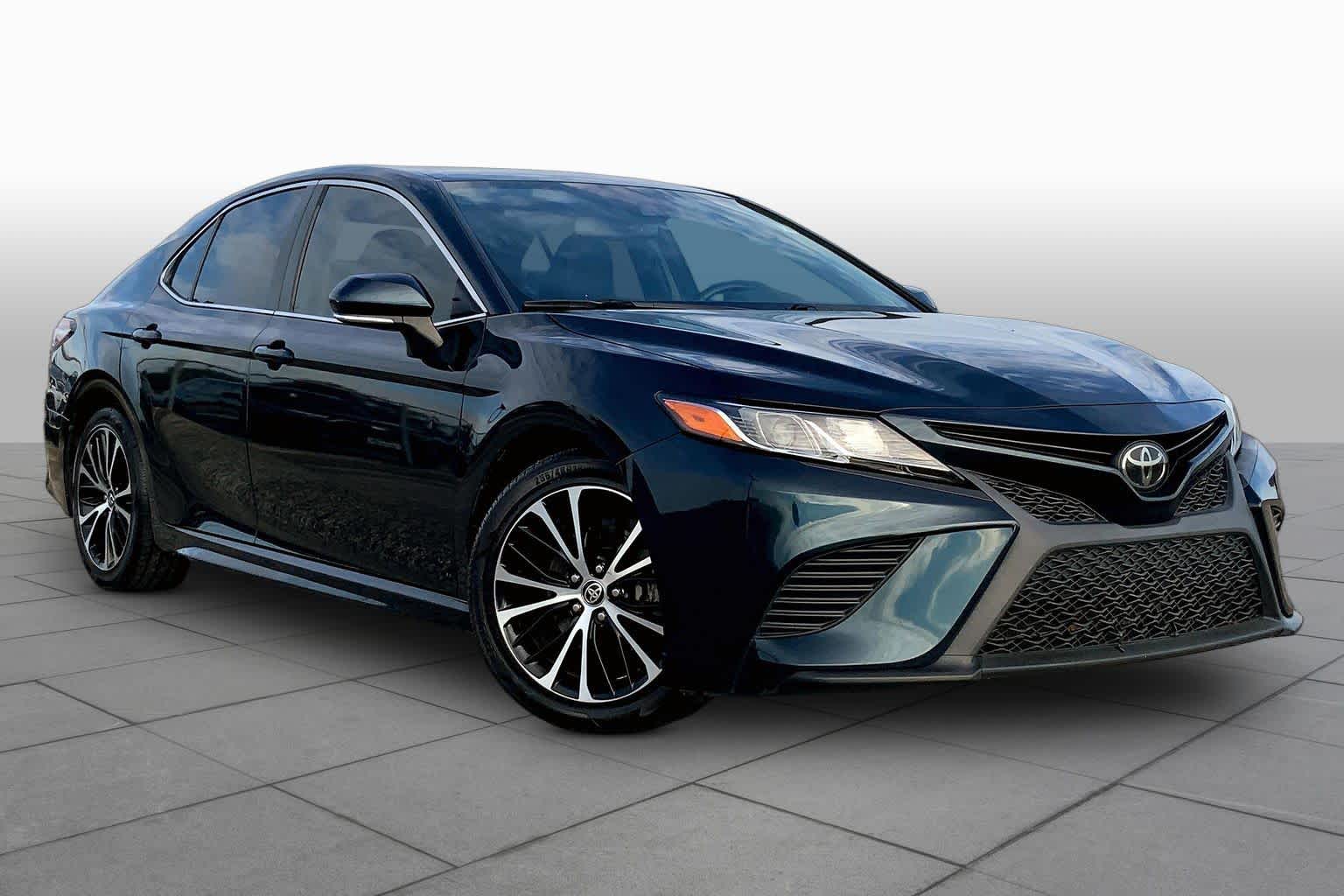 2020 Toyota Camry photo 3 of 33