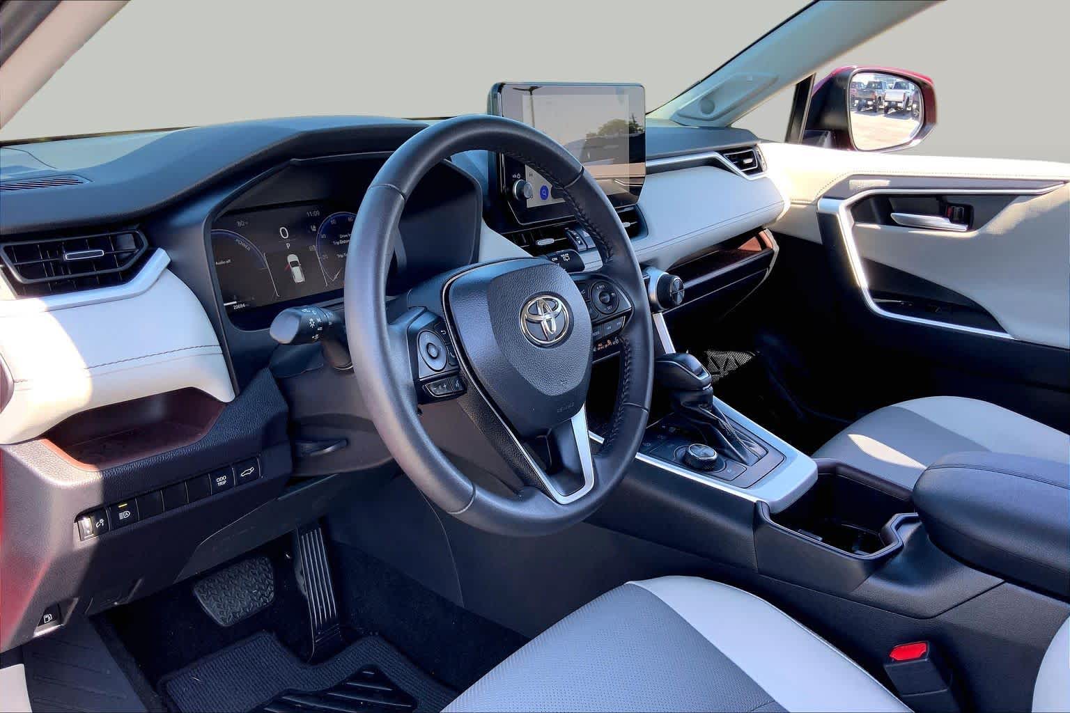2025 Toyota RAV4 photo 17 of 36