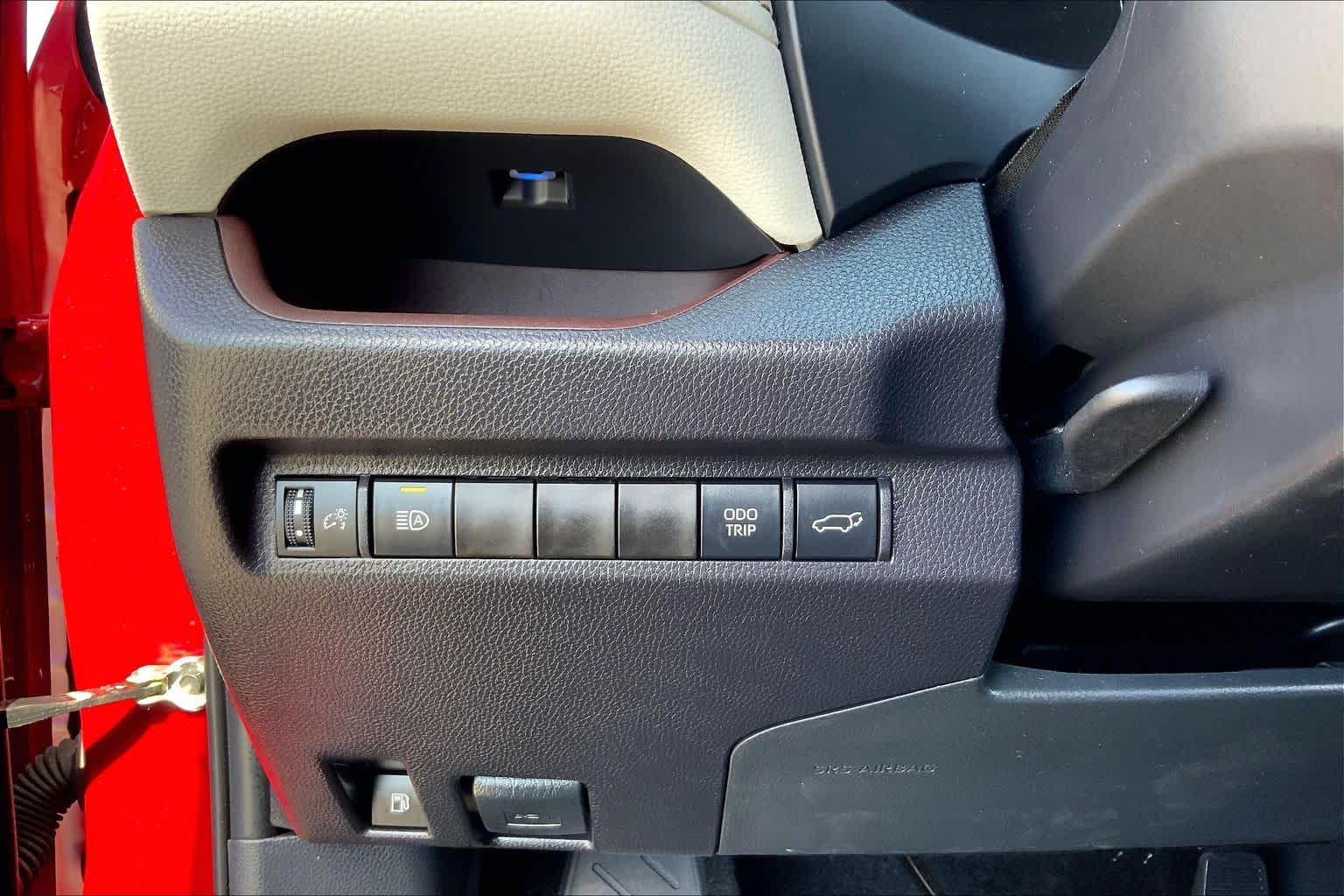 2025 Toyota RAV4 photo 33 of 36