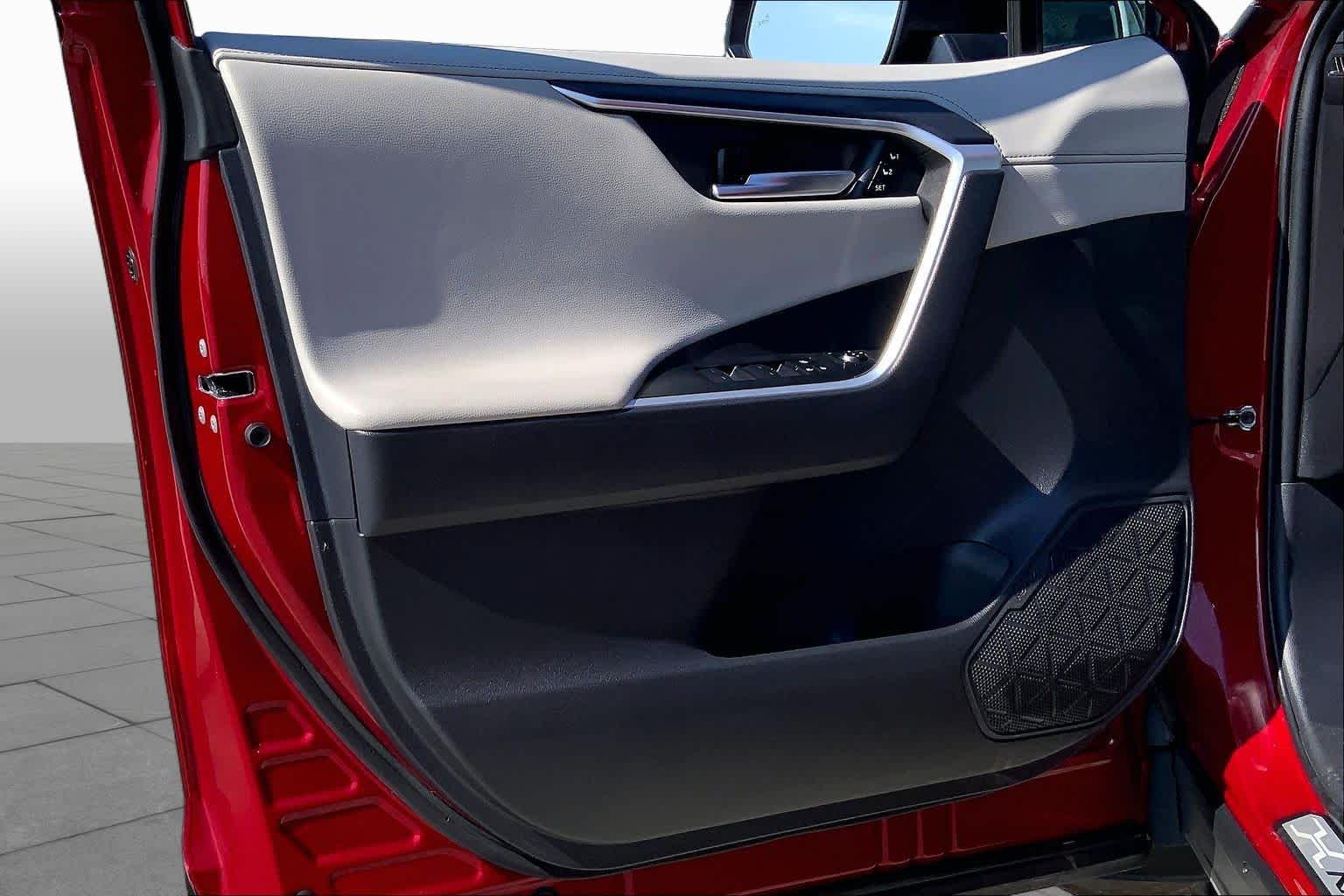 2025 Toyota RAV4 photo 21 of 36