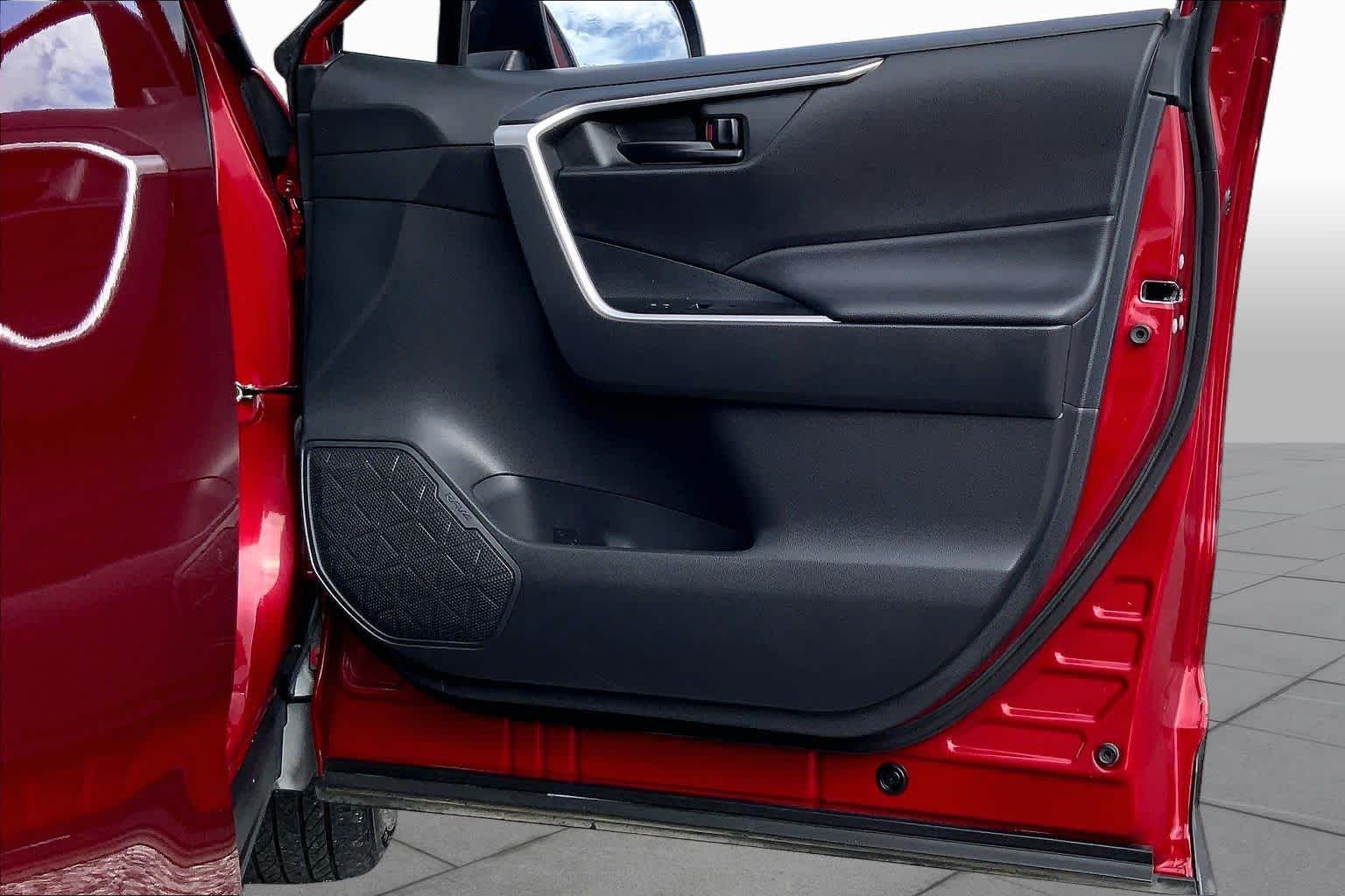 2025 Toyota RAV4 photo 22 of 35