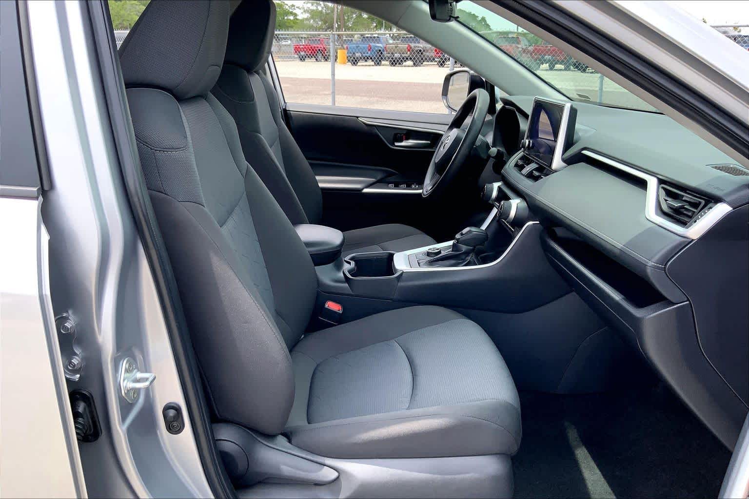 2025 Toyota RAV4 Hybrid XLE - 8