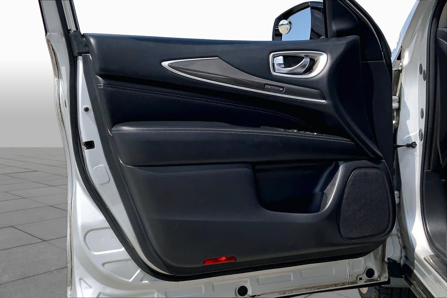 2016 INFINITI QX60 photo 21 of 36