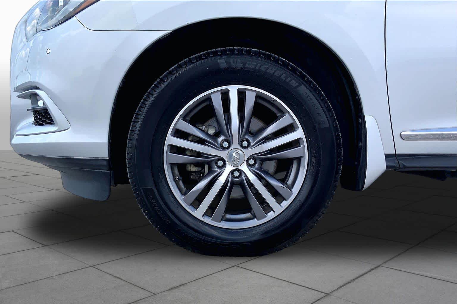 2016 INFINITI QX60 photo 11 of 36