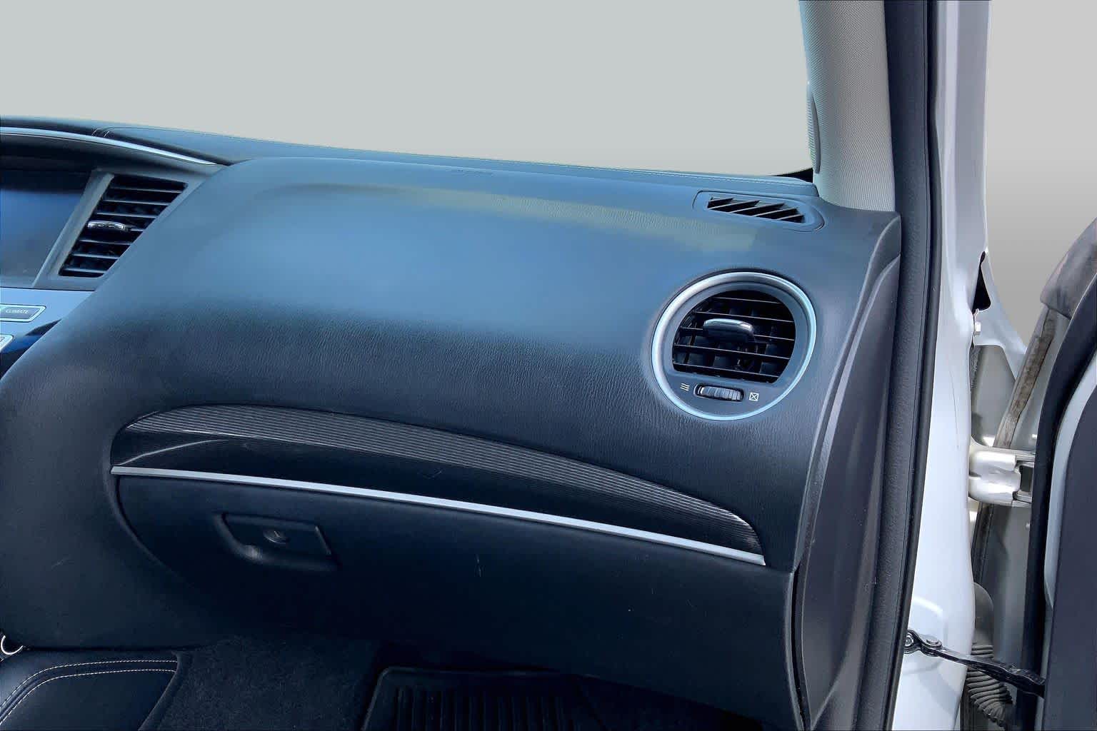 2016 INFINITI QX60 photo 18 of 36