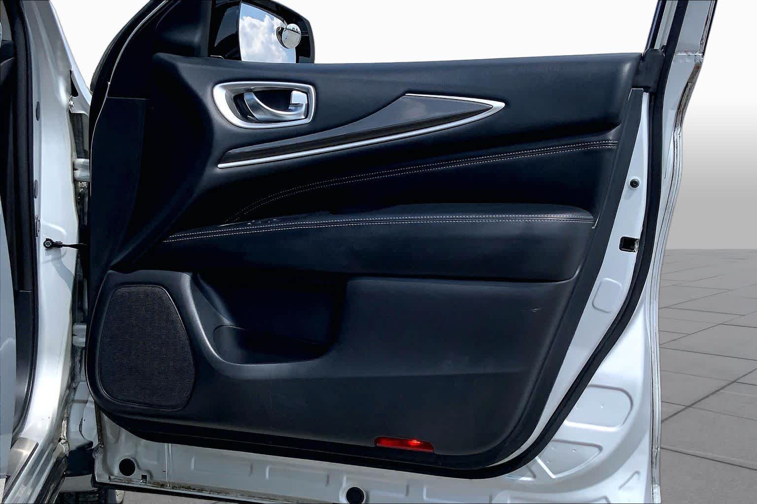 2016 INFINITI QX60 photo 22 of 36