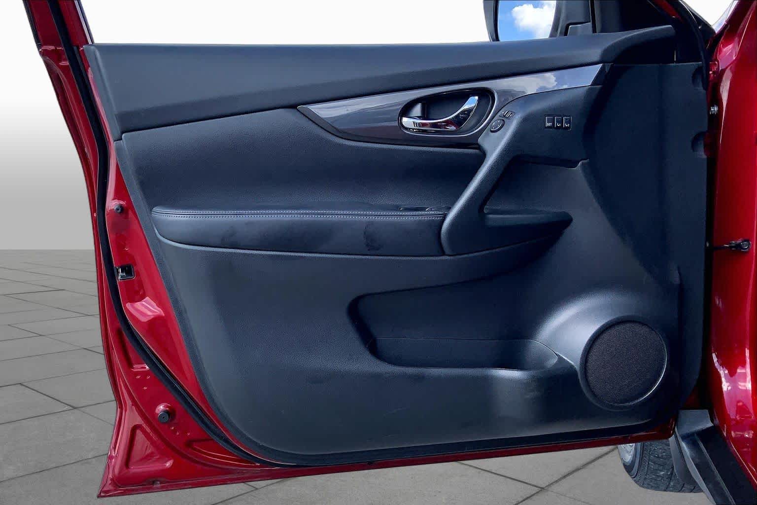 2020 Nissan Rogue photo 21 of 36
