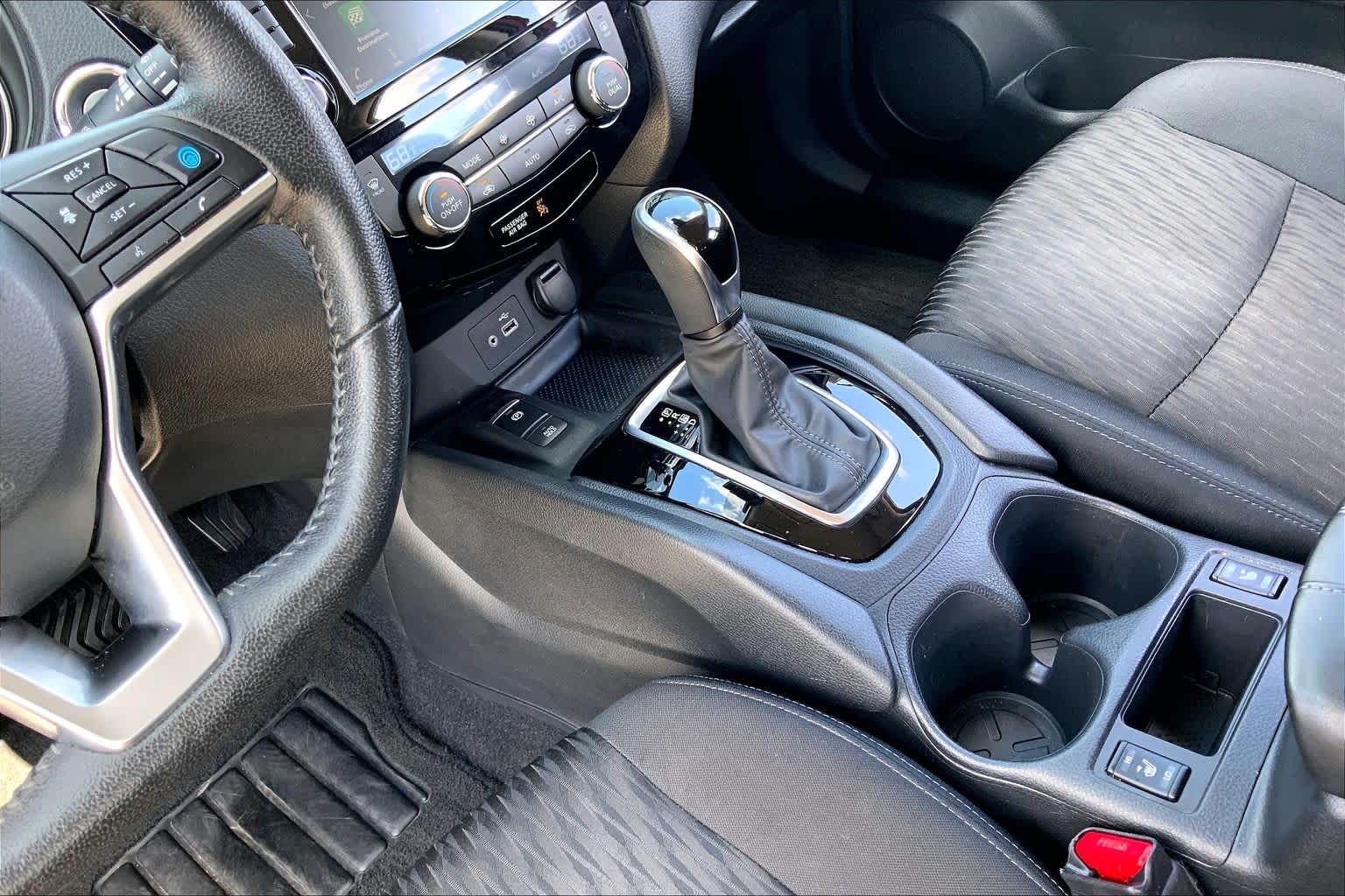 2020 Nissan Rogue photo 16 of 36