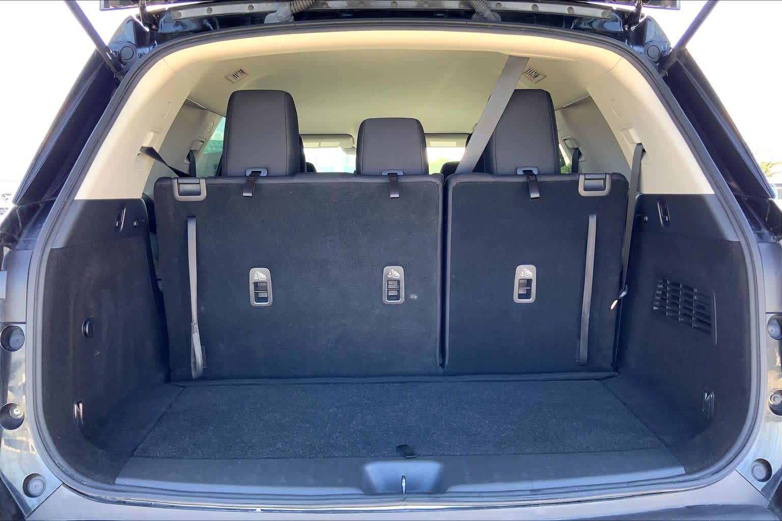 2022 Nissan Pathfinder photo 34 of 36