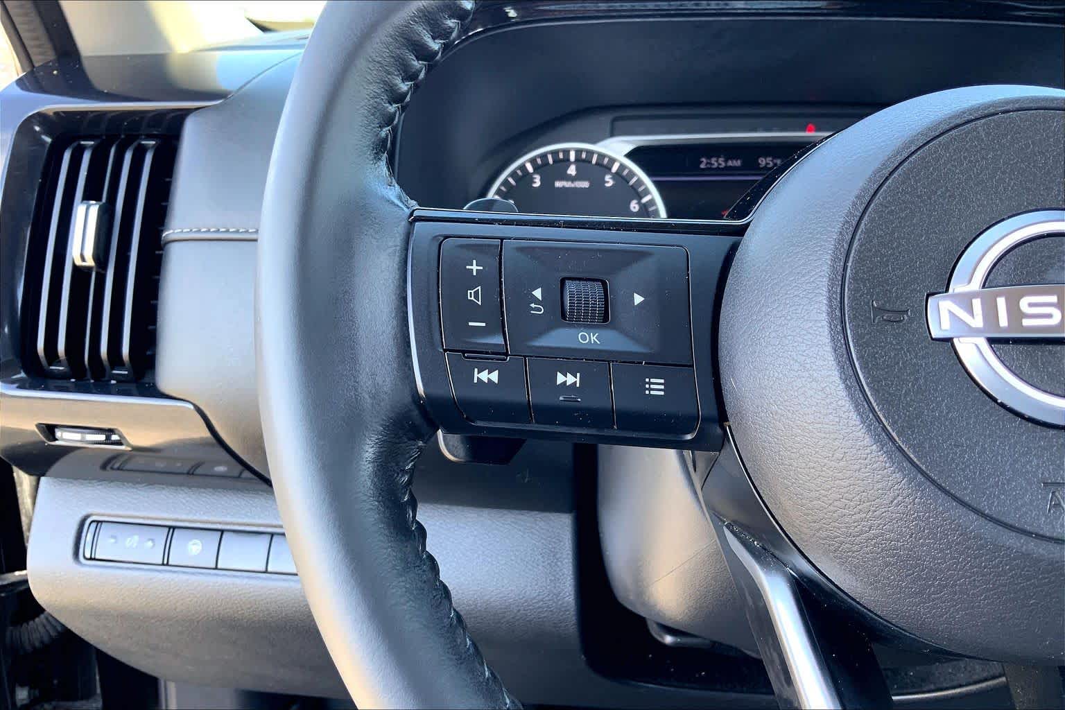 2022 Nissan Pathfinder photo 23 of 36