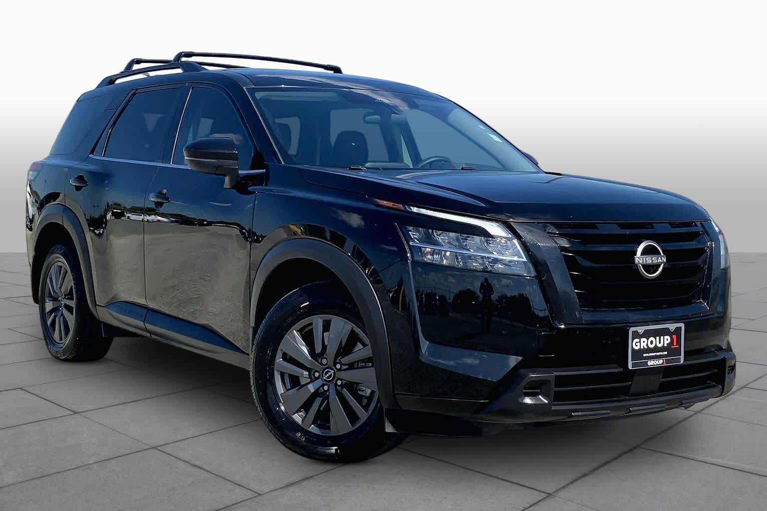2022 Nissan Pathfinder photo 3 of 36