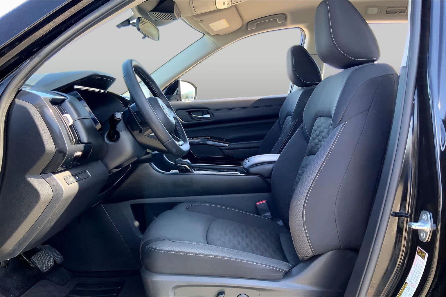 2022 Nissan Pathfinder photo 8 of 36