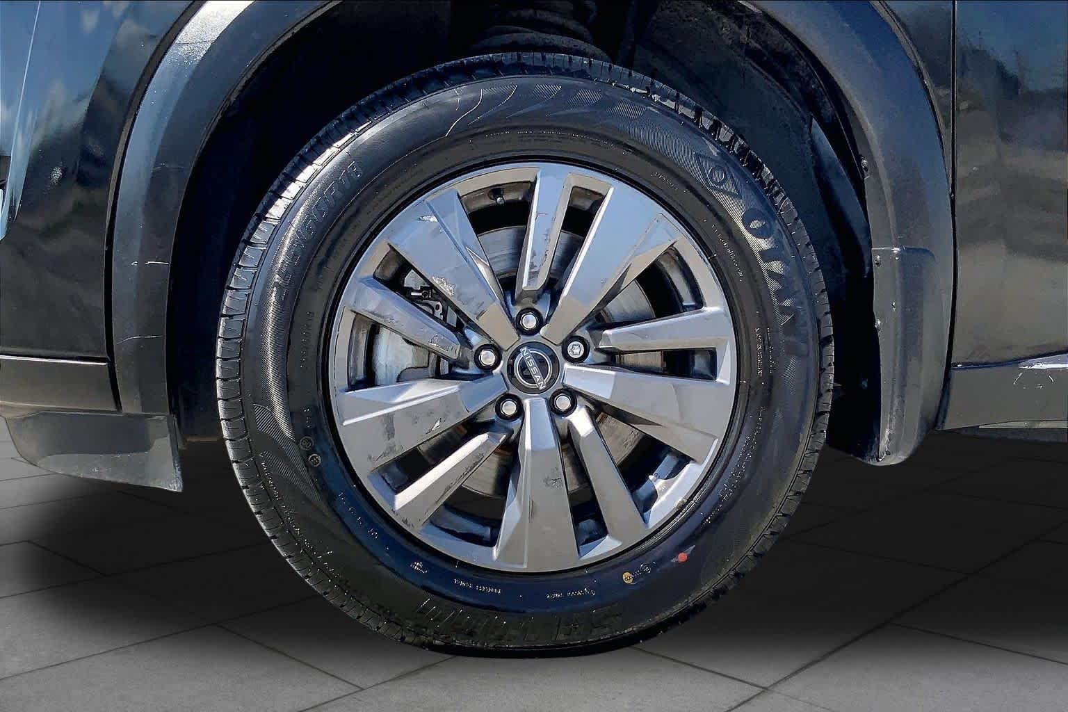 2022 Nissan Pathfinder photo 11 of 36