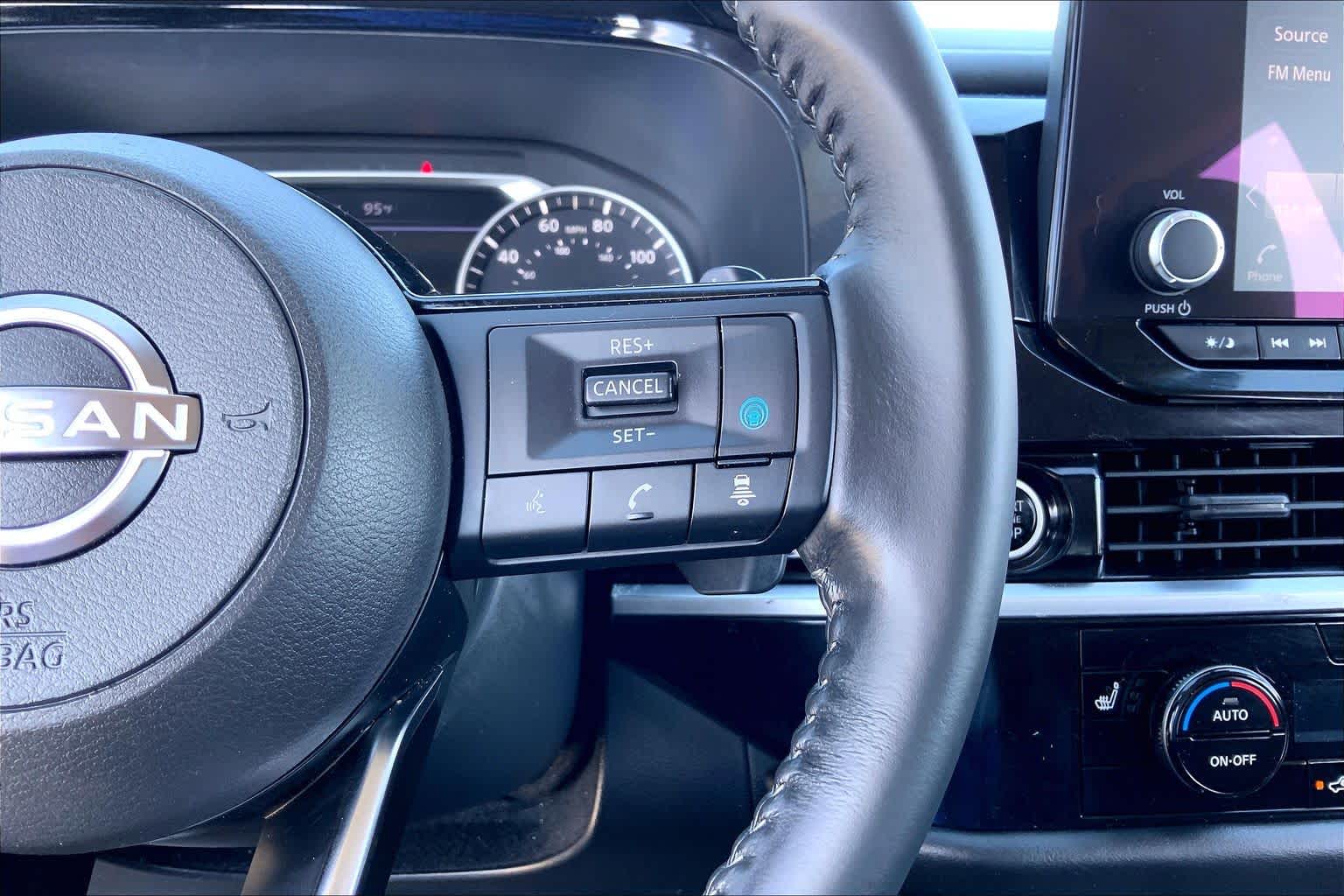 2022 Nissan Pathfinder photo 24 of 36