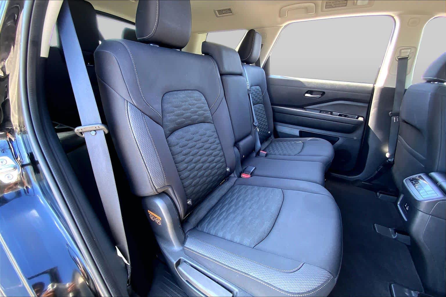 2022 Nissan Pathfinder photo 19 of 36