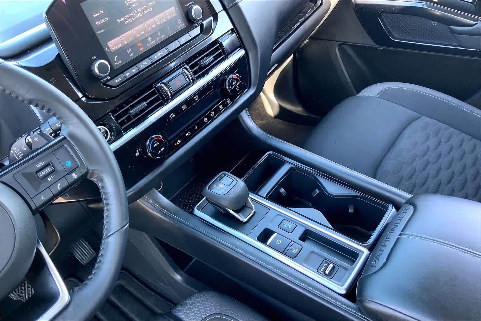 2022 Nissan Pathfinder photo 16 of 36