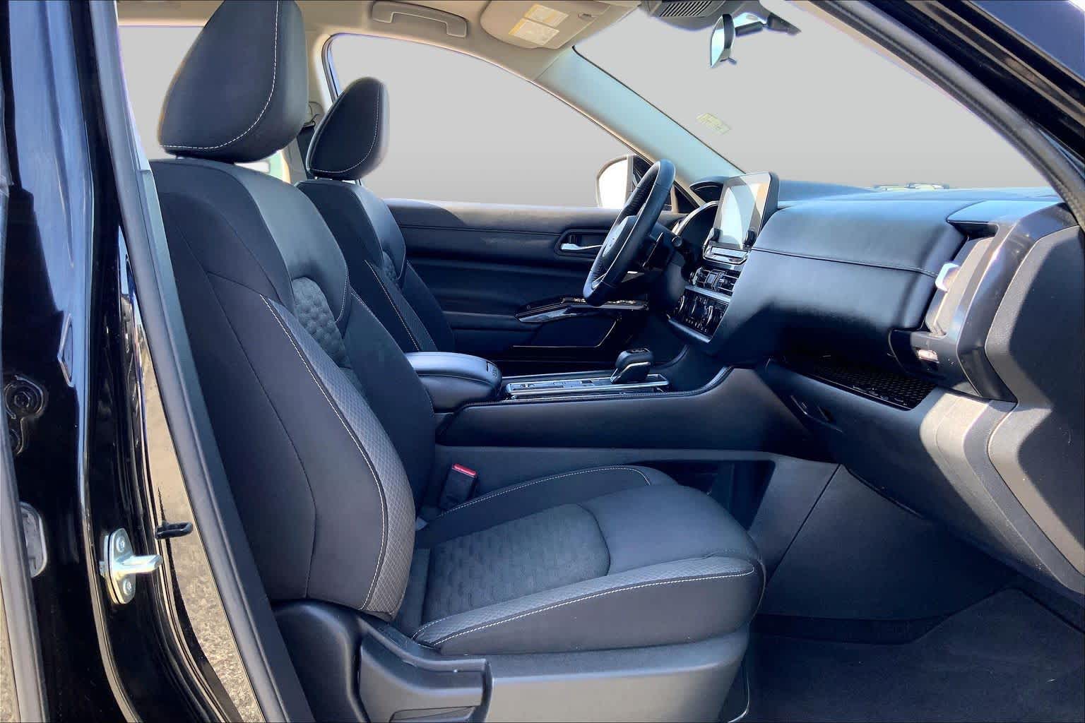2022 Nissan Pathfinder photo 9 of 36