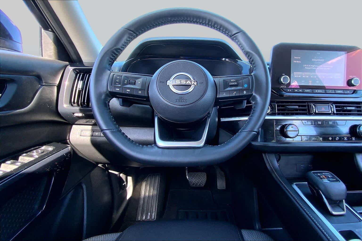 2022 Nissan Pathfinder photo 6 of 36