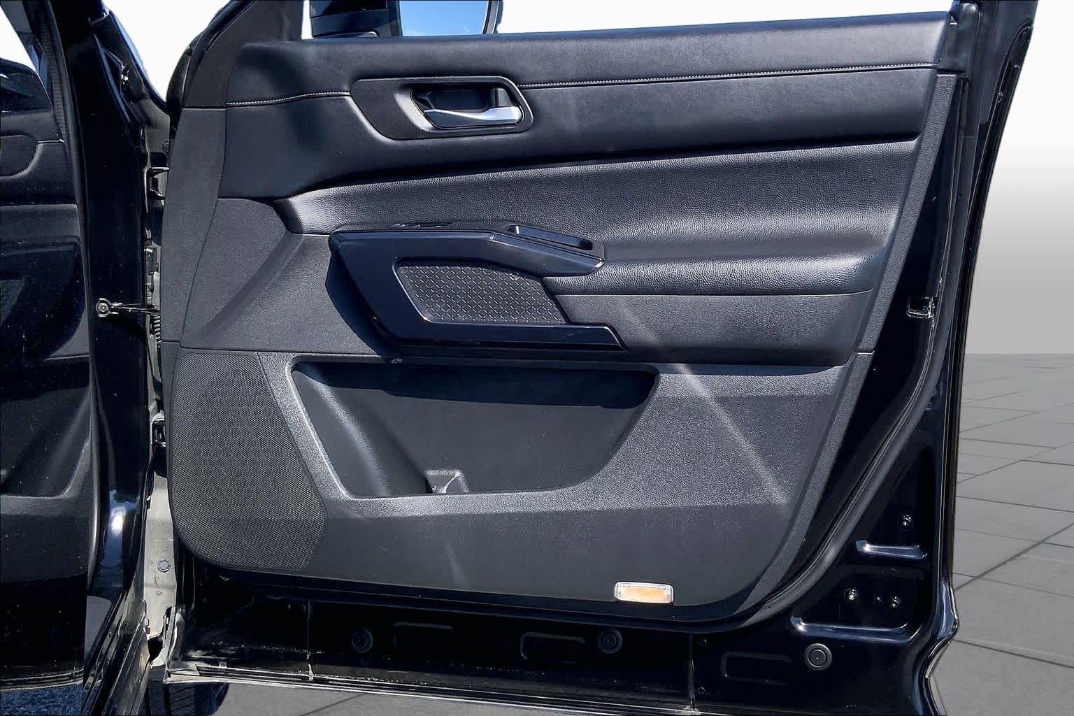 2022 Nissan Pathfinder photo 22 of 36