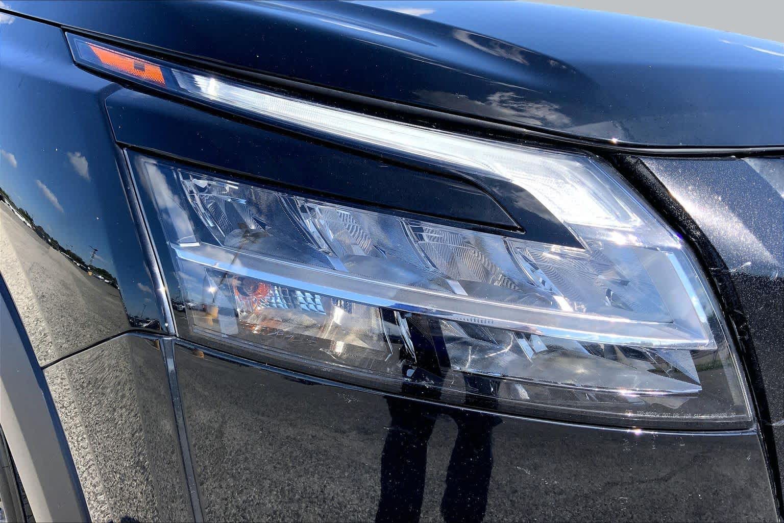 2022 Nissan Pathfinder photo 27 of 36