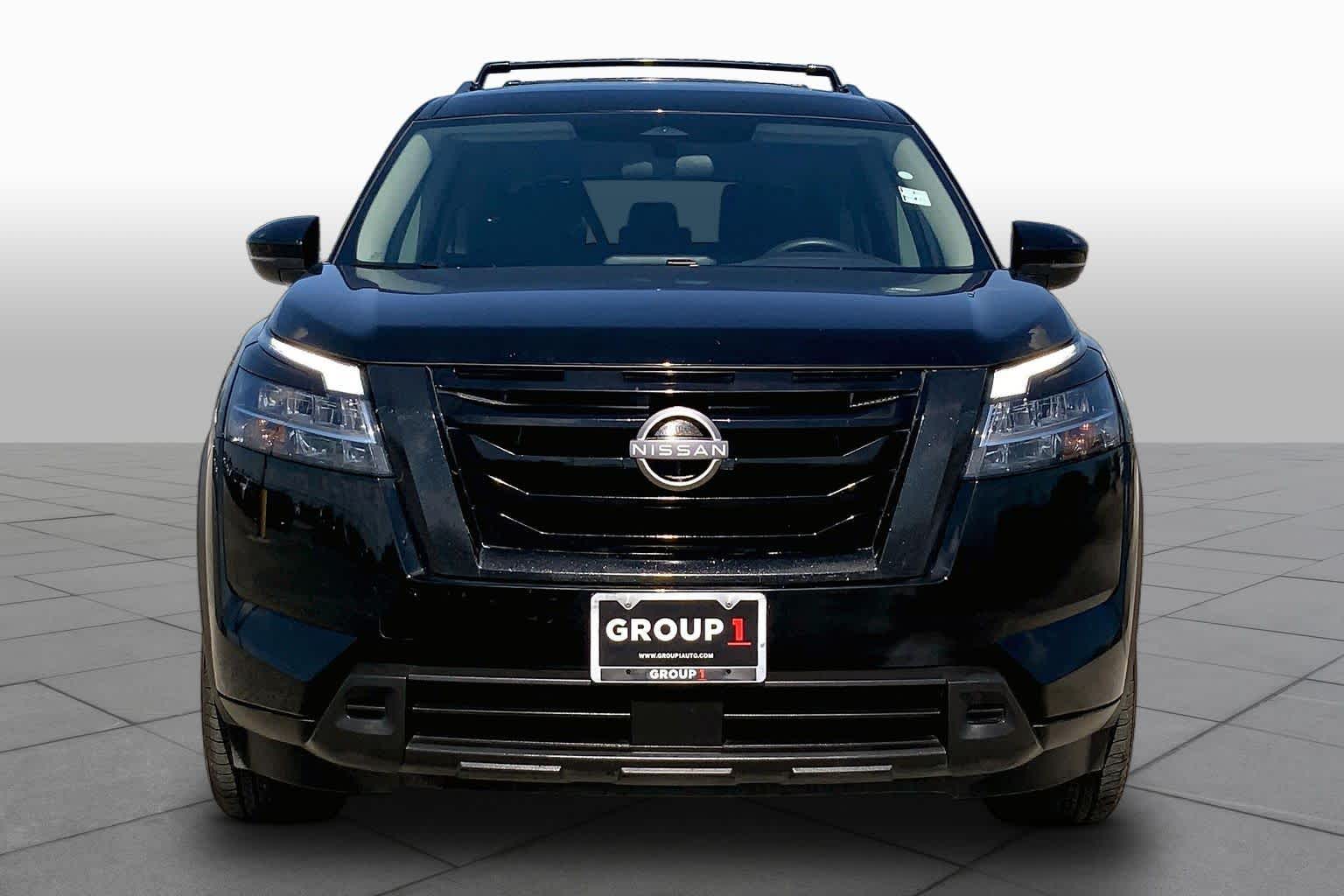 2022 Nissan Pathfinder photo 4 of 36