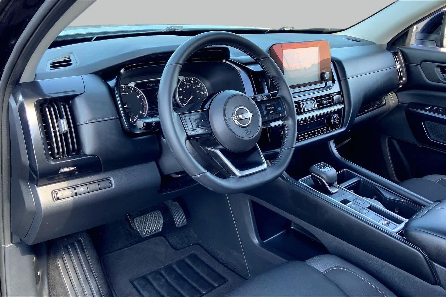 2022 Nissan Pathfinder photo 17 of 36