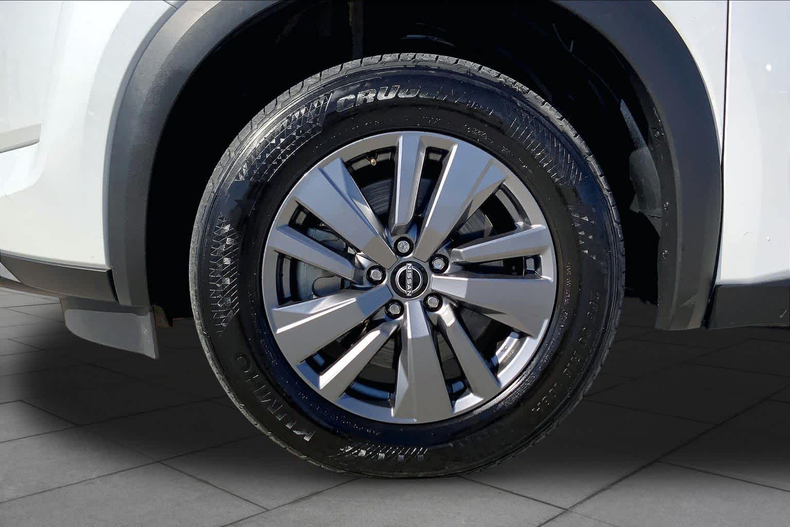 2025 Nissan Pathfinder photo 11 of 36
