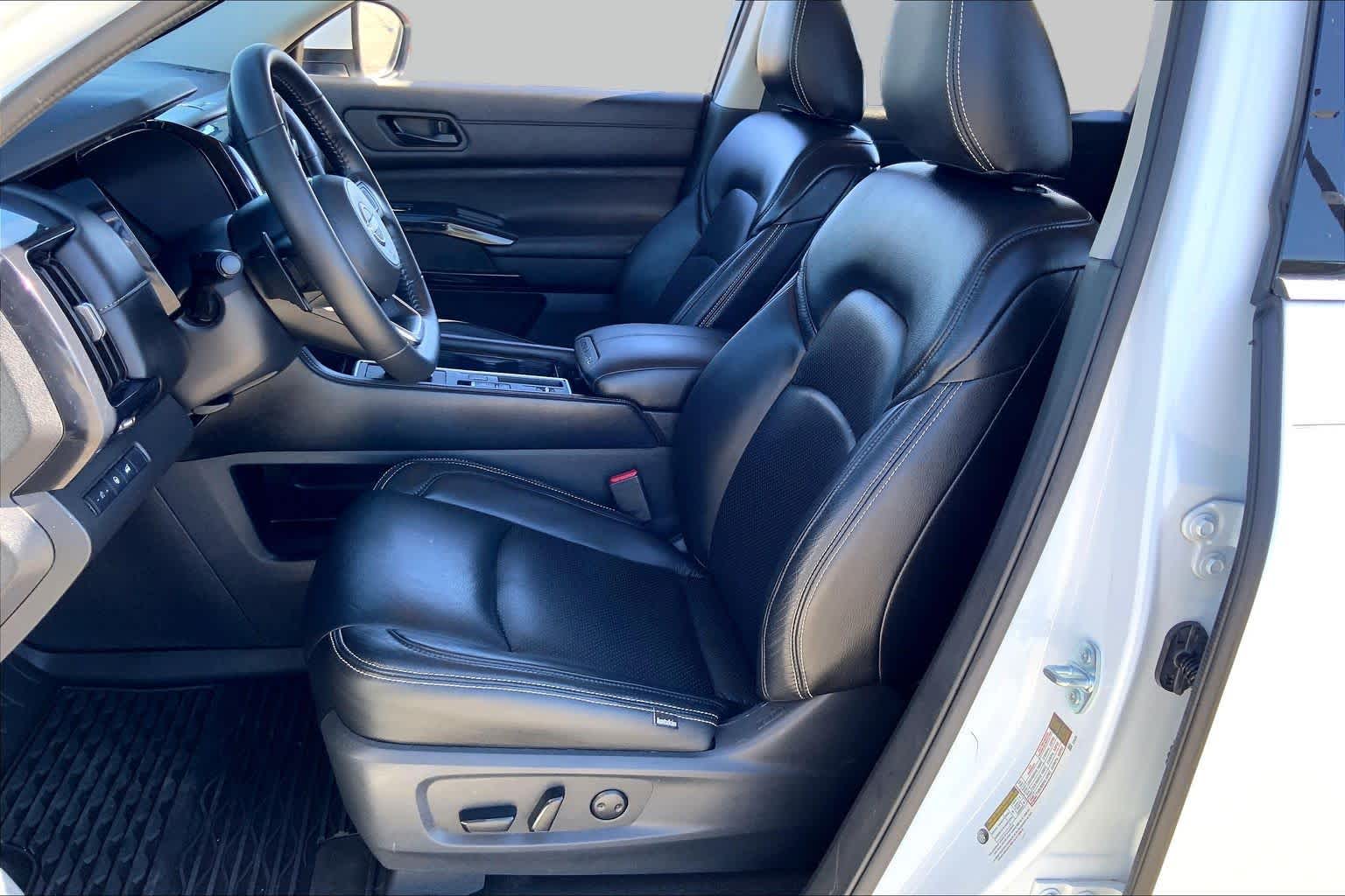 2025 Nissan Pathfinder photo 8 of 36