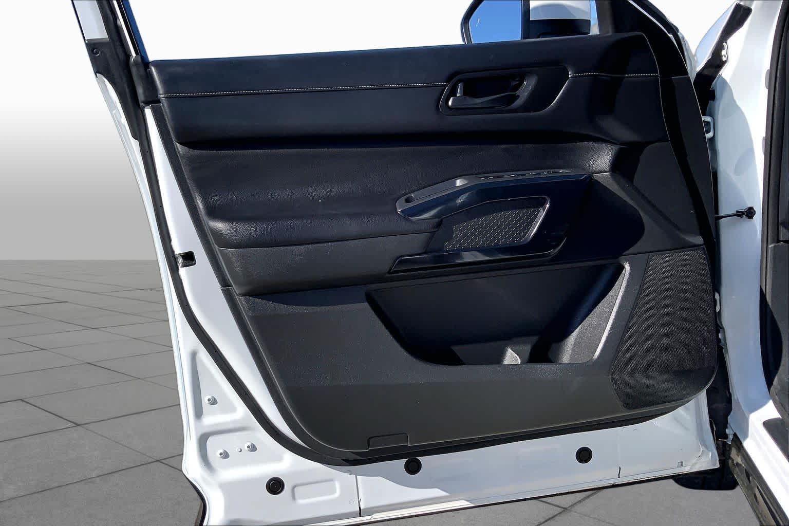 2025 Nissan Pathfinder photo 21 of 36