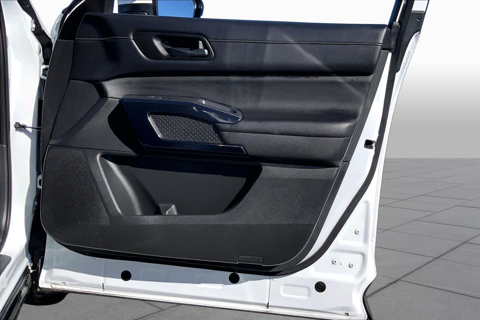 2025 Nissan Pathfinder photo 22 of 36