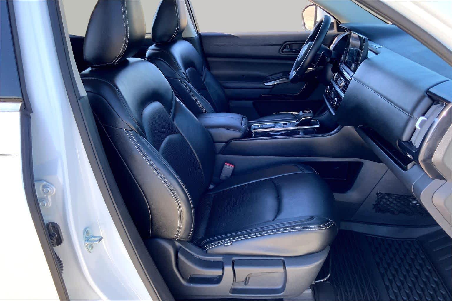 2025 Nissan Pathfinder photo 9 of 36