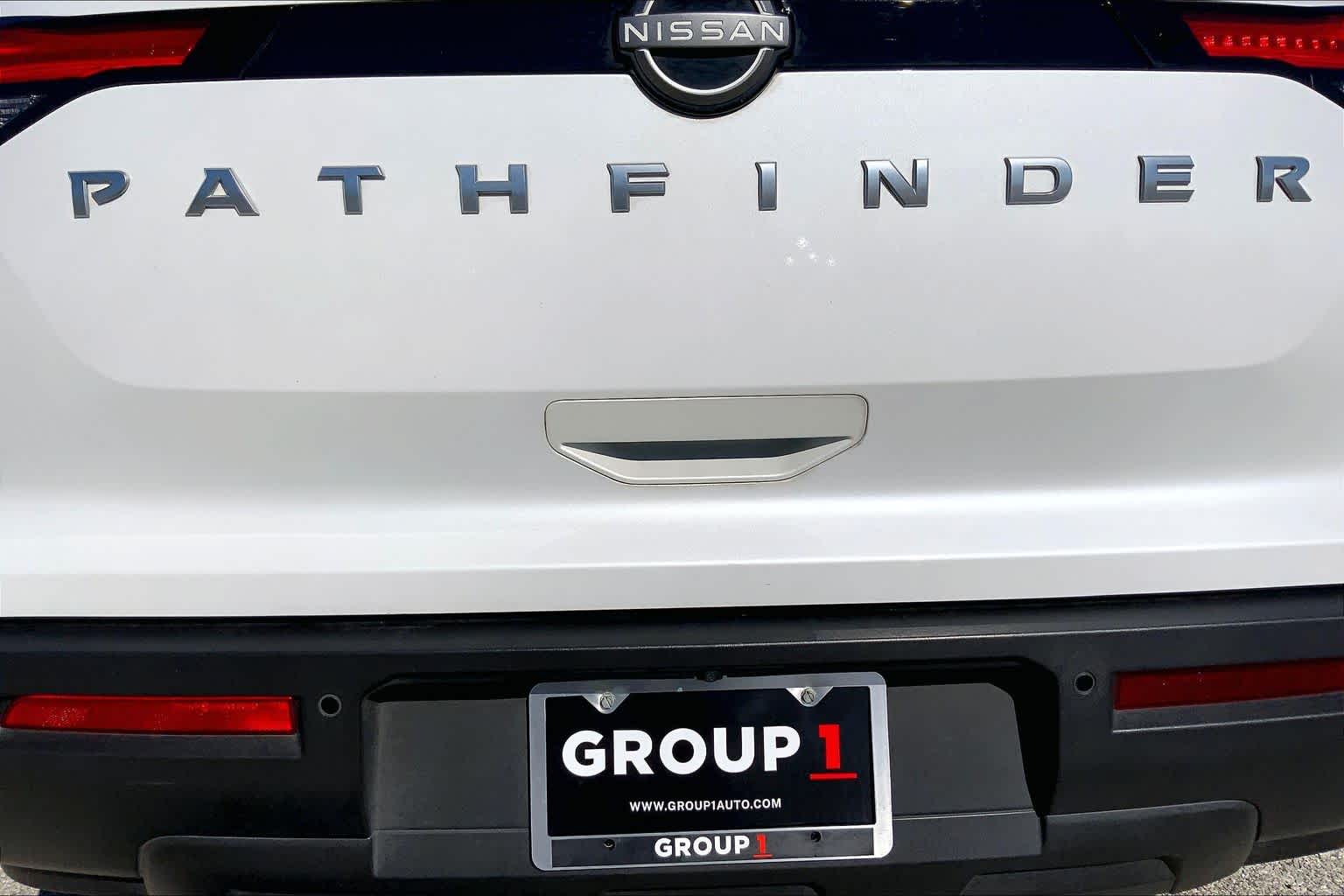2025 Nissan Pathfinder photo 10 of 36