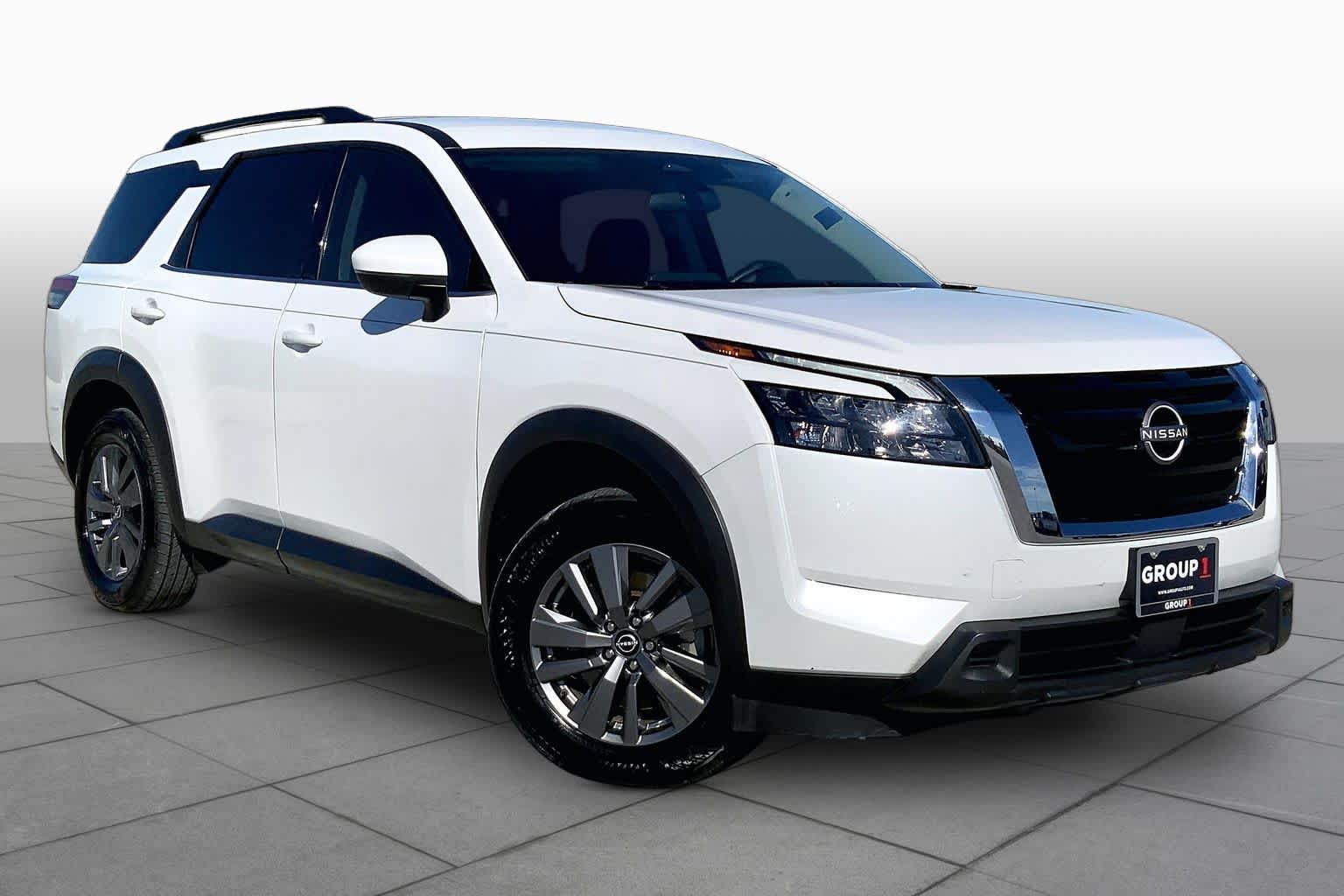2025 Nissan Pathfinder photo 3 of 36