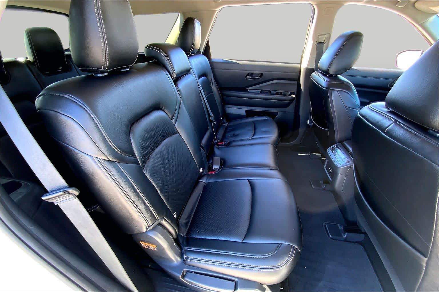 2025 Nissan Pathfinder photo 19 of 36