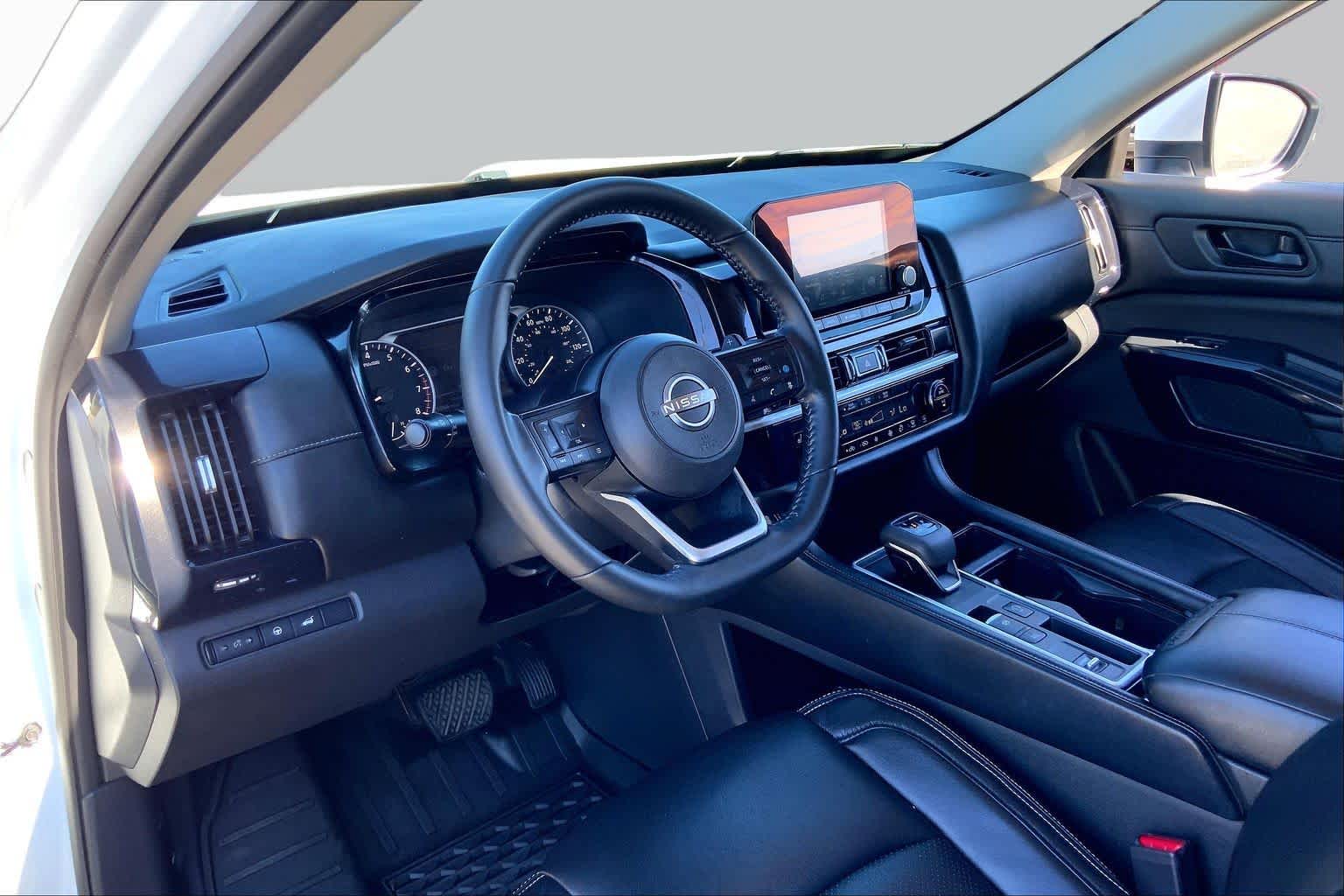 2025 Nissan Pathfinder photo 17 of 36