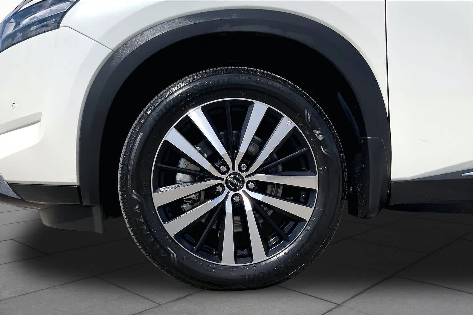 2024 Nissan Pathfinder Platinum Pearl White Tricoat at Sterling McCall Nissan